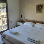Bright Guest 15 Min By Bus To Center Apartment *