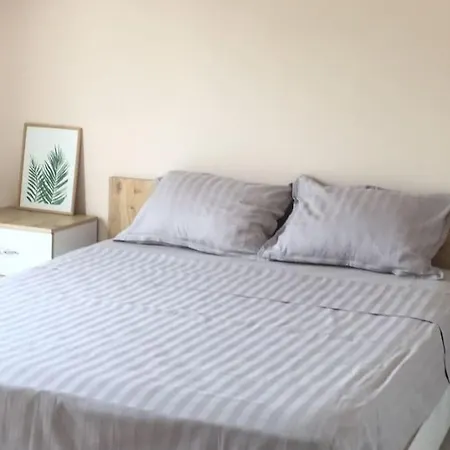 Bright Guest 15 Min By Bus To Center Apartment