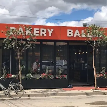 Bright Guest 15 Min By Bus To Center Apartment *